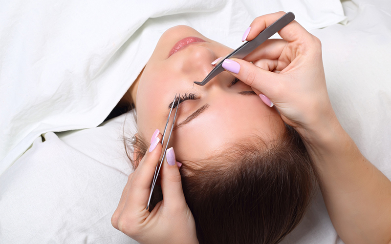 A Lady lying at the eyelash salon